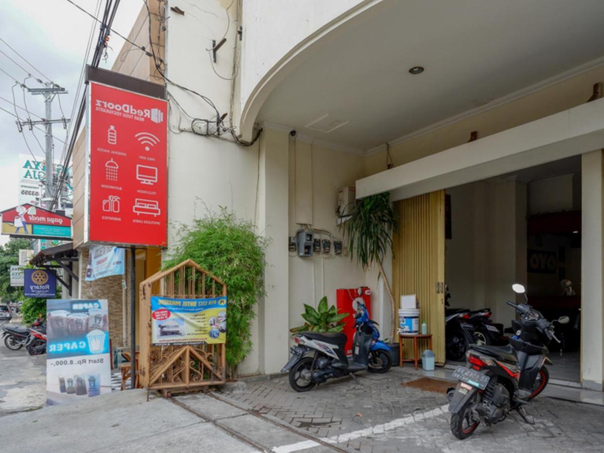 Hotel Reddoorz Near Tugu Yogyakarta Exterior foto